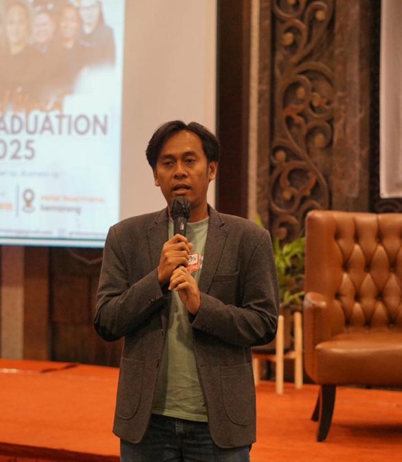 Eko Novianto (Mas Mentor) berbicara di panggung