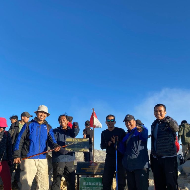 Mendaki Gunung Sindoro: Reuni 20 Tahun Penuh Makna
