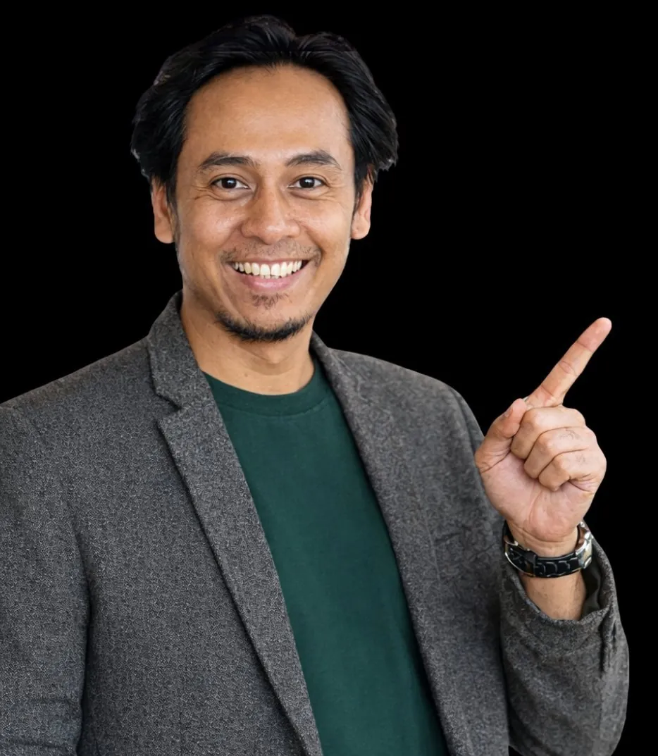 Eko Novianto (Mas Mentor) tersenyum dan menunjuk ke atas
