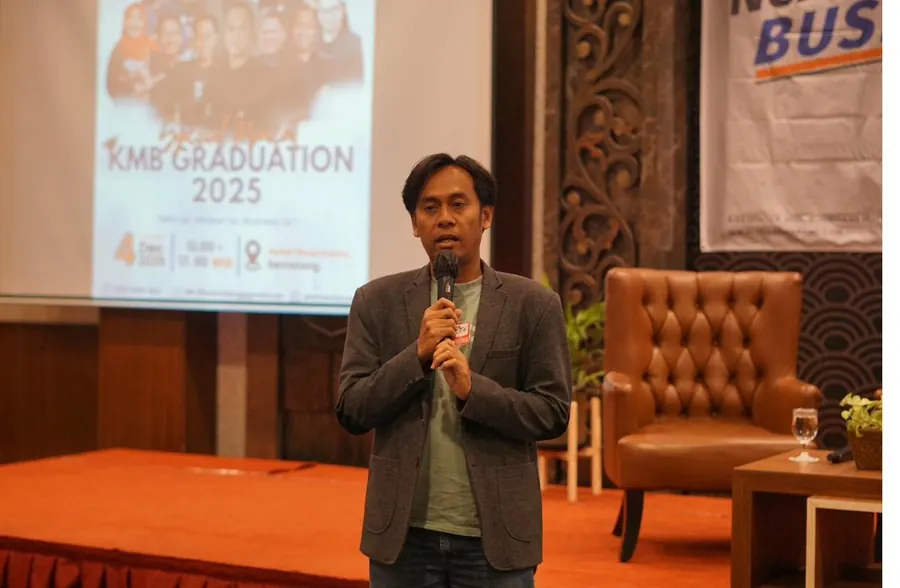 Mas Mentor berbicara di panggung KMB Graduation 2025